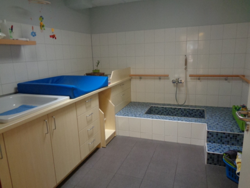 Unser Wickelraum und das Becken für Wasseranwendungen