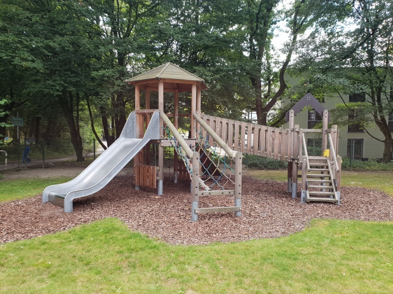 Spielplatz mit Kletterturm